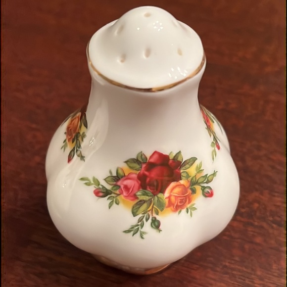 Royal Albert Country Rose Salt and Pepper Set - Picture 5 of 6